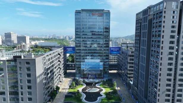 通过数据采集接口,实现设备互联和数据共享,构建起智能工厂神经网络